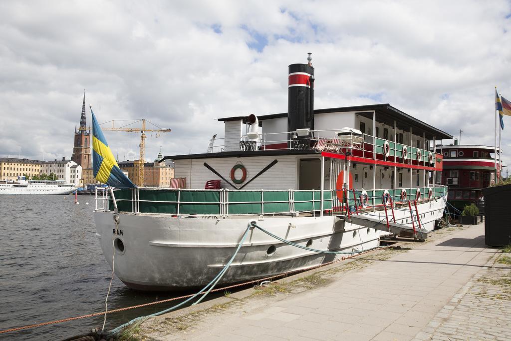 Den Röda Båten Båter