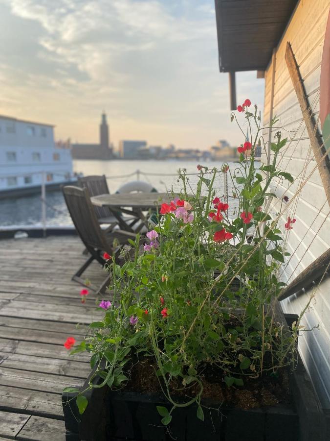 Den Röda Båten 2*